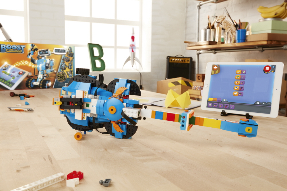 CMRA_HighRes_LEGO_BOOST_Guitar.jpg