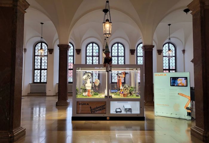 kuka_roboter-puppenspieler_rathaus-augsburg_1.jpg