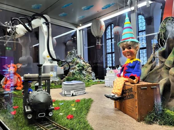 kuka_roboter-puppenspieler_rathaus-augsburg_5.jpg