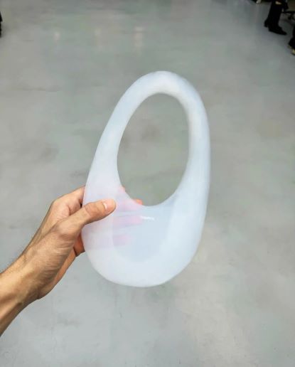 coperni-air-swipe-bag-nasa-silica-aerogel-fw24-designboom-01.jpg
