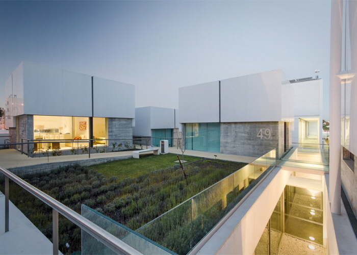 Elderly-Persons-Residence-by-Guedes-Cruz-Architects_dezeen_784_9.jpg
