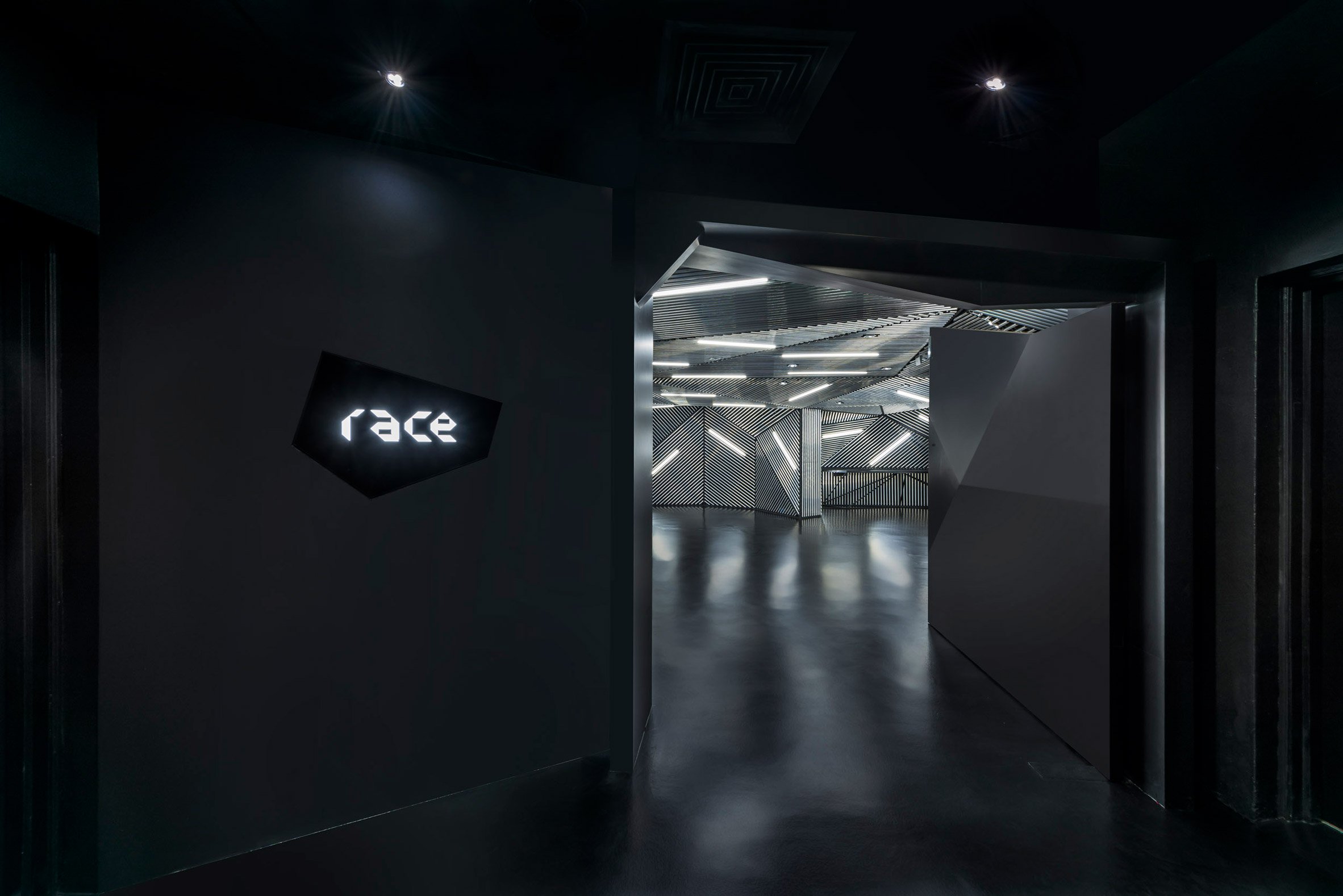 race-robotics-lab-mod-interiors-singapore_dezeen_2364_col_0.jpg